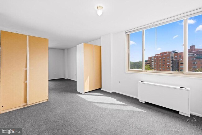 Building Photo - 1 E University Pkwy
