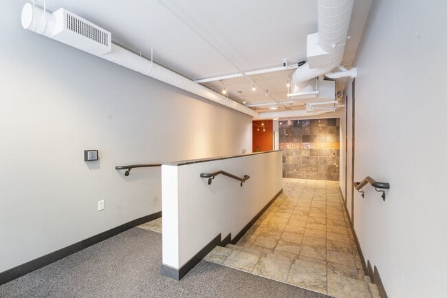 Building Photo - 2 Bed, 2 Bath Bright & Modern Condo in the Pearl District - Now Available!