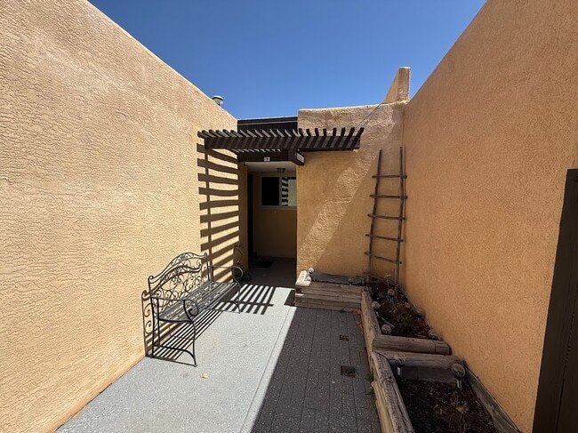 Building Photo - 23 Calle Playa Del Sol NE
