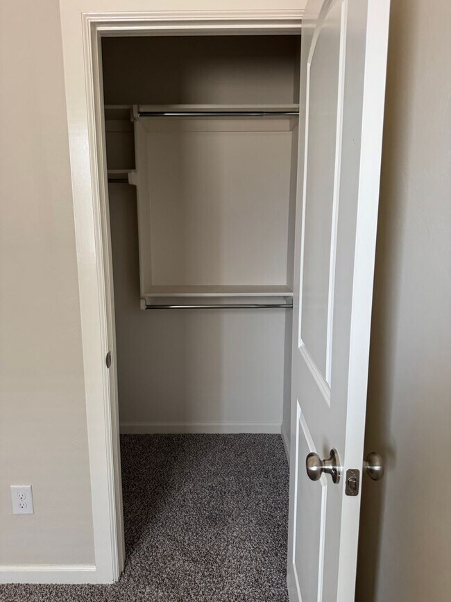 Building Photo - Charming 2 bed/2 bath in gated community The Enclave!