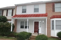 Building Photo - Townhome in Convenient Location