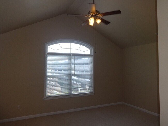 Building Photo - 402 Cliffview Ct