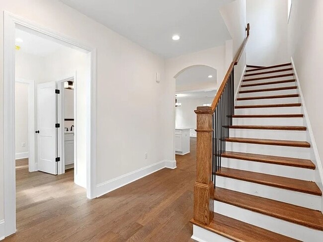 Building Photo - 711 N Main St