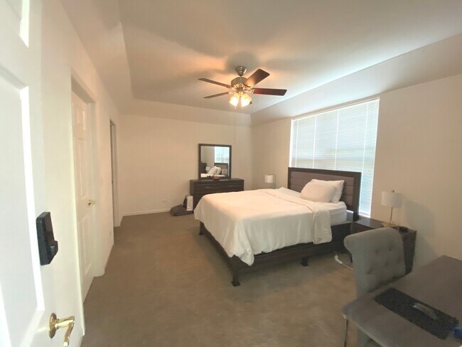 Building Photo - 10S401 Carrington Cir