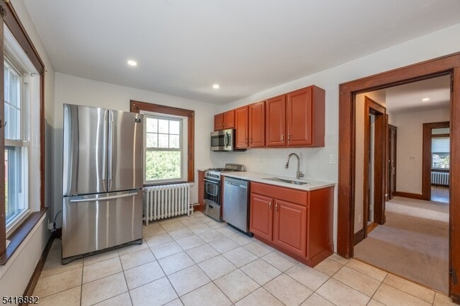 Building Photo - 176 Grove Ave