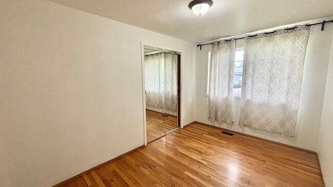 Building Photo - 1/2 Month Free - Charming Single-Level Home with Spacious Yard & Easy Portland Access