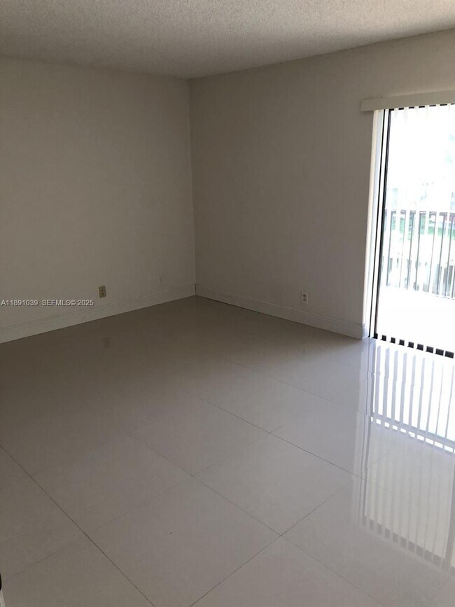 Building Photo - 151 Lakeview Dr