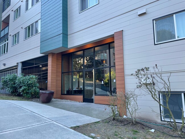 Building Photo - $500 off 1st months rent!!  Bright and Modern Northgate Condo!