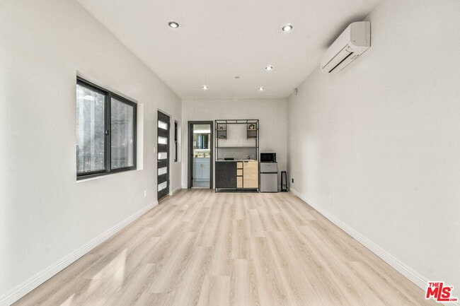 Building Photo - 2315 Loma Vista Pl