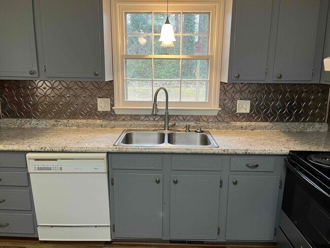 Building Photo - Caroline St. - 3BR / 2BA