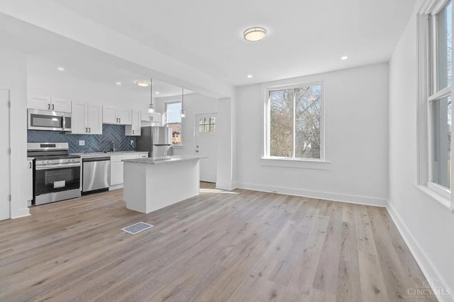 Building Photo - Newly renovated! Available August 1st 2027