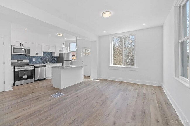 Building Photo - Newly renovated! Available now!!!