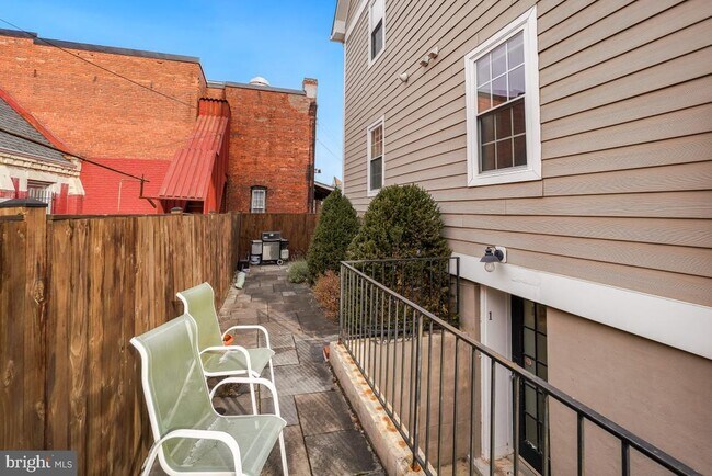 Building Photo - 837 Shepherd St NW