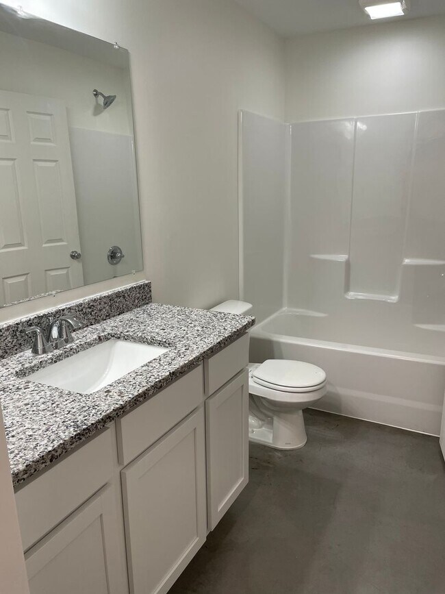 Building Photo - 3 Bedroom 2 bath Duplex with Garage Near WSU