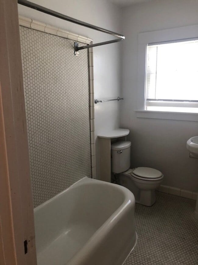 Building Photo - Rockridge house, Walk to Bart, Shops and R...