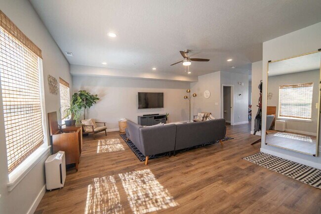 Building Photo - Gorgeous Modern Townhome in Draper