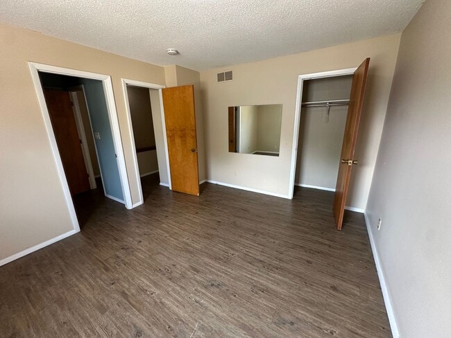 Building Photo - 706 Crescent Dr