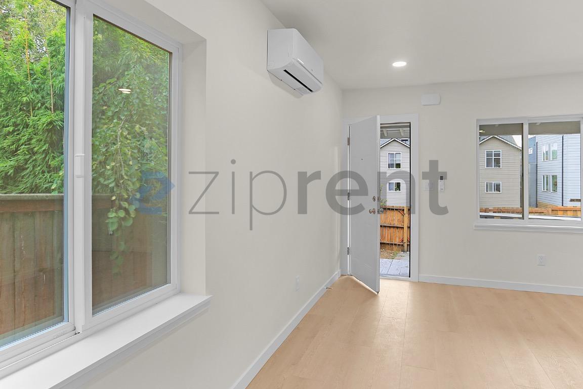 Building Photo - Unit B