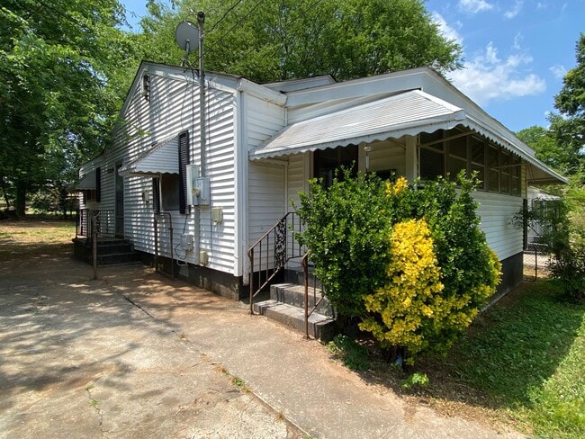 Building Photo - 2 Bedroom, 1 Bath Home in East Rome!