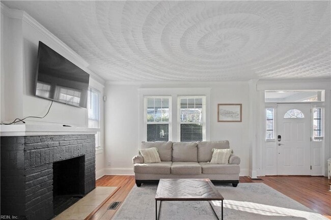 Building Photo - Classic 3 bedroom Home in the heart of Colonial Place