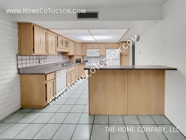 Building Photo - 8905 N Hickory Dr