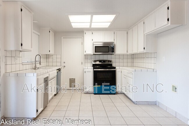 Building Photo - 15046 Cambridge Dr