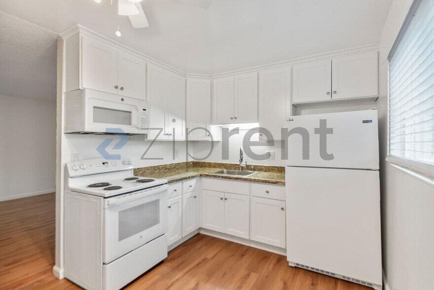 Building Photo - 1391 Vía Dondera