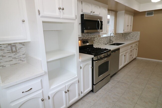 Building Photo - Charming home in West Hills adjacent neighborhood!