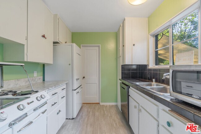 Building Photo - 5116 Village Green