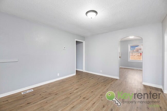 Building Photo - Renovated 3 Bedroom 1 Bathroom, Section 8 ...