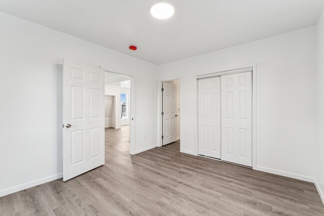 Building Photo - 913 1/2