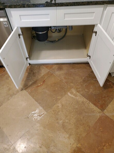 Kitchen has disposal - 25116 Plantation Dr NE