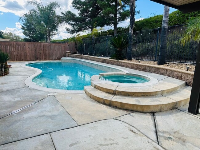 Building Photo - 5 bedroom Pool Home for rent in Murrieta