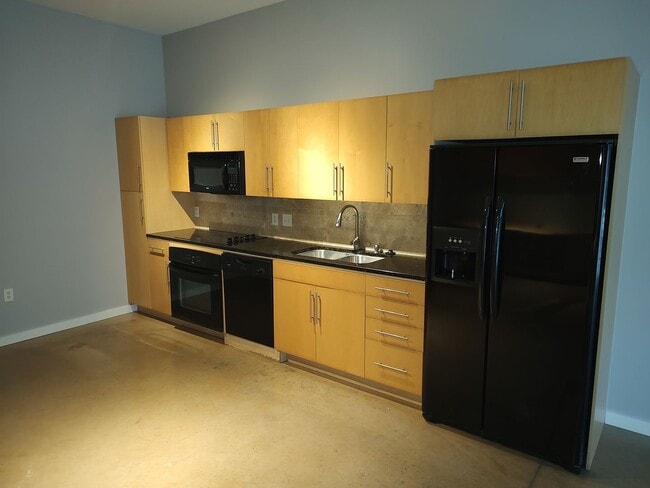 Building Photo - Cute condo on E6th in the center of everyt...