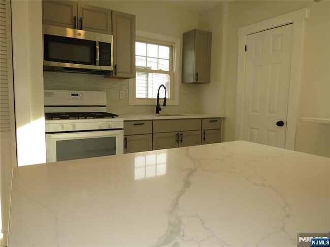 Building Photo - 8 Louis St