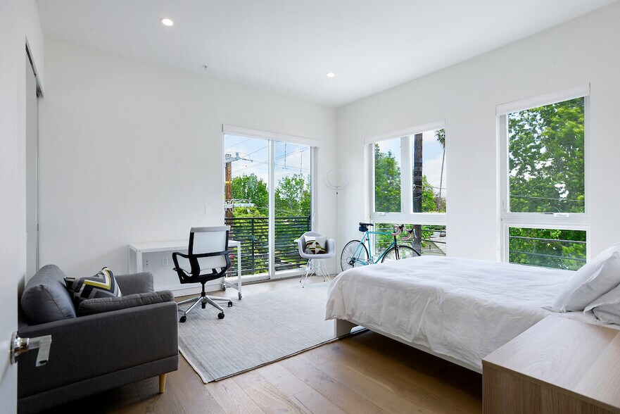 Building Photo - 2496 S CENTINELA Ave