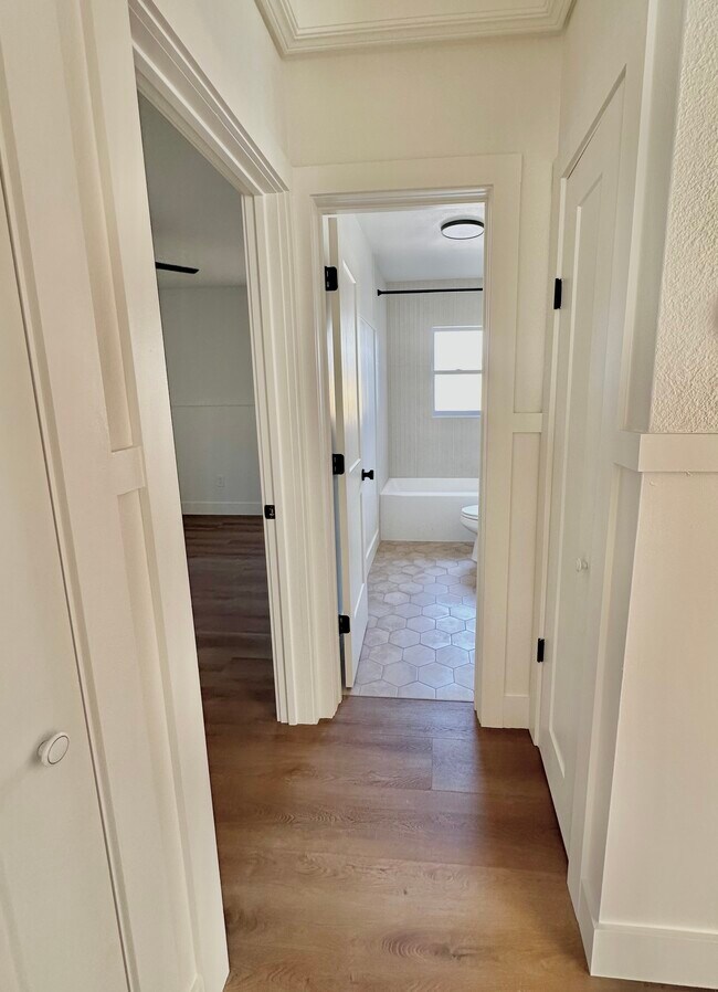 Building Photo - 1050 Nokomis St