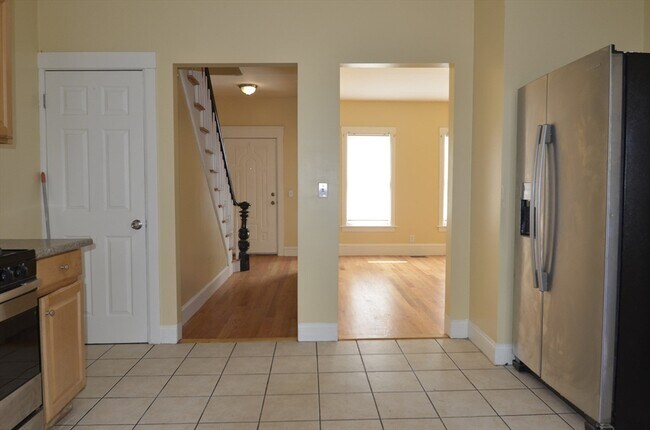 Building Photo - 68 Elm St