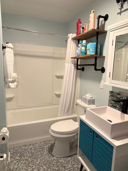 Green bedrooms bathroom - 18350 Cumbres Rd