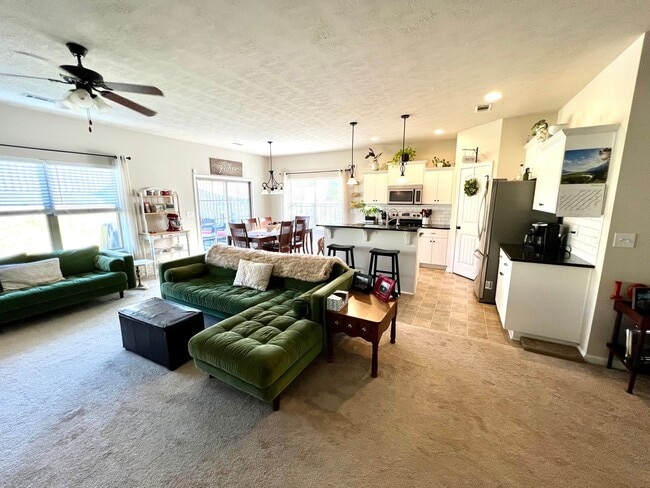 Building Photo - 876 Westlawn Dr
