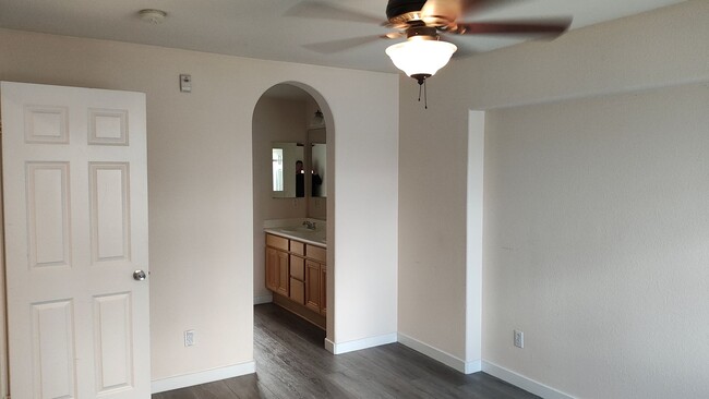 Building Photo - 3 bedrooms 3 bathrooms townhome FOR RENT i...