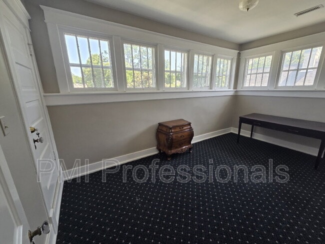 Building Photo - 401 E Main St