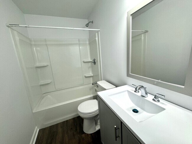 Building Photo - Gorgeous 3 bedroom 2 bathroom home