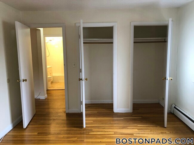 Building Photo - 122 Dustin St