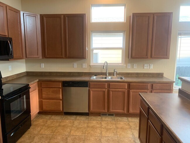 Building Photo - Gorgeous 7 Bed/3.5 Bath Home for Rent in C...