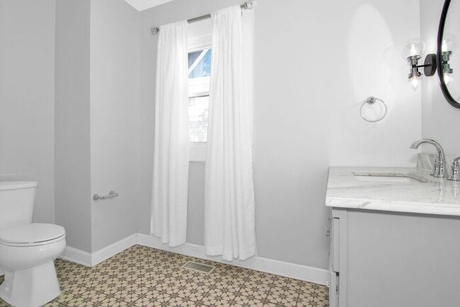 Building Photo - Classic Remodeled Townhome in Windsor Park