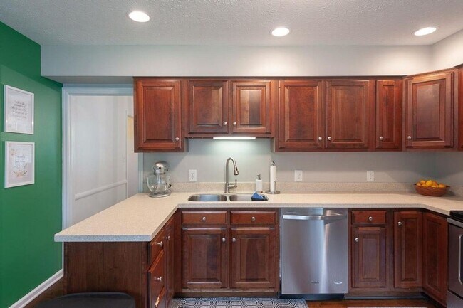 Building Photo - Beautiful home located in Sycamore Knolls!