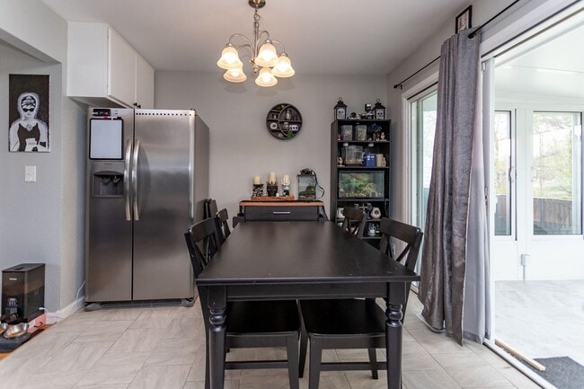 Building Photo - Peaceful Bi-Level Home in a Quiet Cul-de-Sac