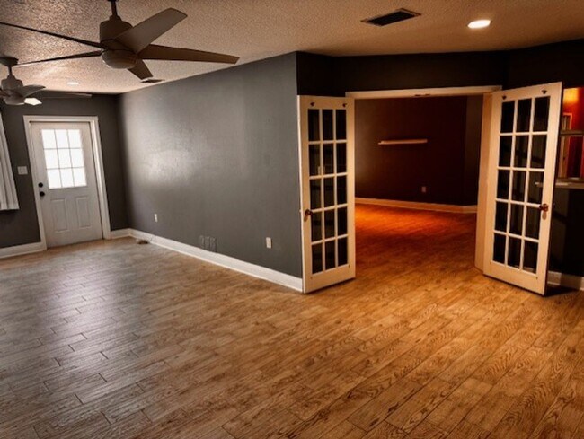 Building Photo - 2519 Southern Oak Cir