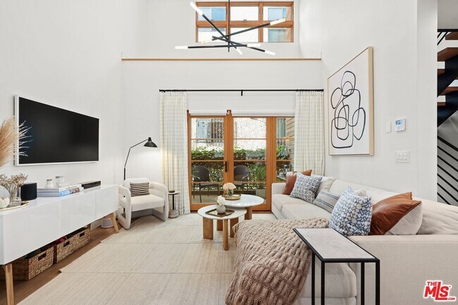 Building Photo - 1035 N Vista St